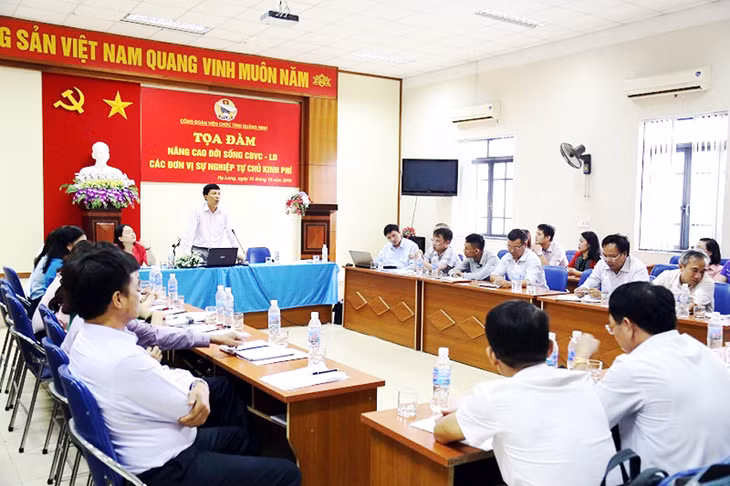 Toạ đàm nâng cao đời sống cán bộ, viên chức, người lao động các đơn vị sự nghiệp công lập tự chủ kinh phí được Công đoàn viên chức tỉnh tổ chức vào tháng 10-2016. Ảnh: Thanh Hằng