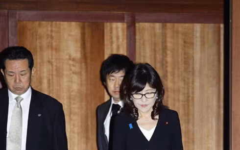 Bộ trưởng Quốc phòng Nhật Bản Tomomi Inada thăm đền Yasukuni. (Ảnh: AP)