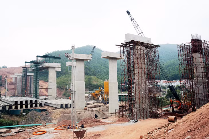 Cầu Cẩm Y là cầu lớn nhất của dự án đã thi công được 7/8 trụ, xong 2/4 mố và tổ chức lao lắp được 5 phiến dầm. Chùm ảnh: Đỗ Phương