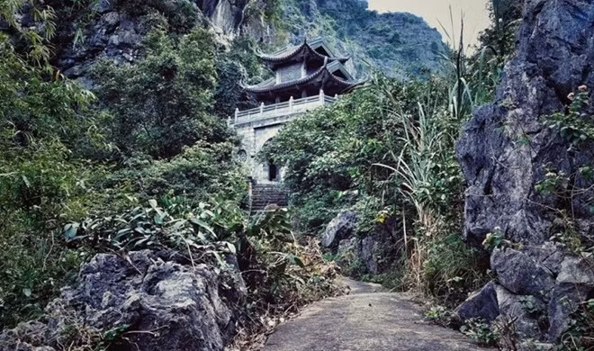 Chùa động Am Tiên được bao quanh bốn bề là núi, mang vẻ tĩnh mịch.