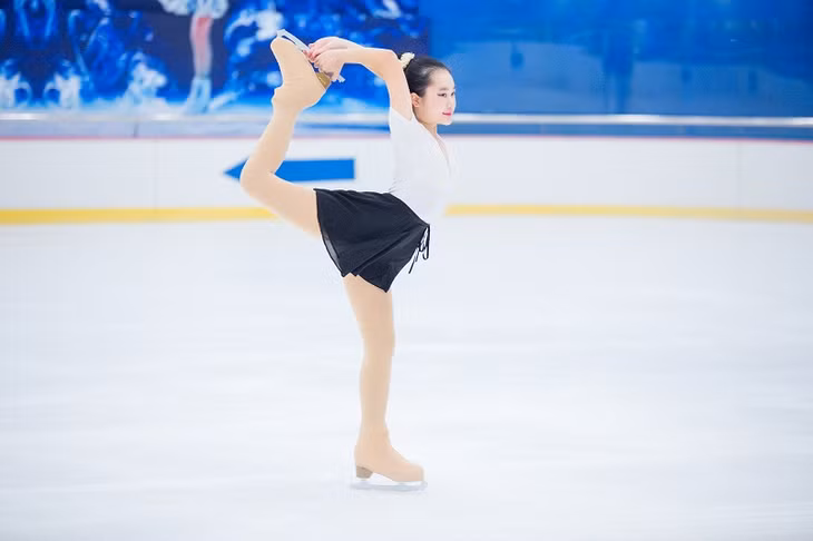  Màn biểu diễn của một vận động viên.ở hạng thi đấu Senior nam. Trong phần thi của mình, các vận động viên được phép tự động chọn nhạc và chủ đề, biên đạo những động tác nhảy, kỹ năng di chuyển phù hợp.