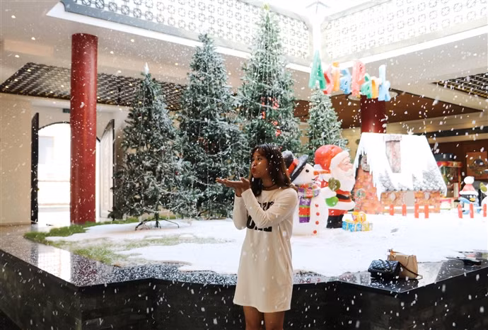 Ông già Noel và chú tuần lộc "tròn quay" là hai nhân vật sẽ đón bạn ngay khi mới bước chân vào "thế giới thần tiên" diệu kỳ tại Asia Park, hứa hẹn rất nhiều điều hấp dẫn chờ đón.