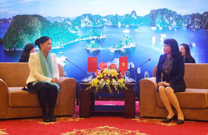 Đồng chí Nguyễn Thị Vinh, Chủ tịch Hội LHPN tỉnh (phải) và trưởng đoàn Đại biểu Hội LHPN Khu tự trị dân tộc Choang Quảng Tây tại buổi tiếp.