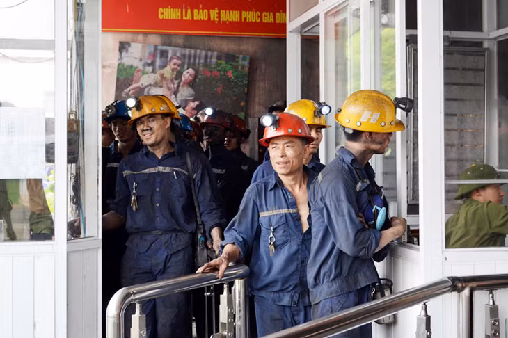 Công nhân Phân xưởng Khai thác 1, Công trường Đào lò 4, Công ty CP Than Mông Dương, hồ hởi vào ca. (Ảnh do Công ty CP Than Mông Dương cung cấp)