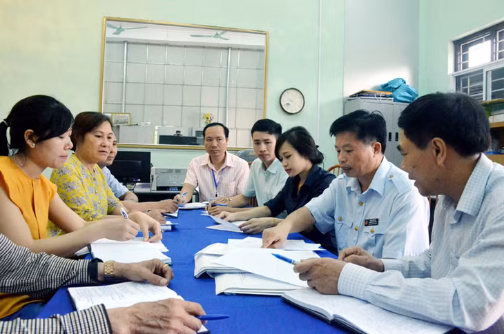 Cán bộ Thanh tra tỉnh (thứ 2, phải sang) hướng dẫn nghiệp vụ kê khai tài sản cho các cán bộ phường Hồng Gai (TP Hạ Long).