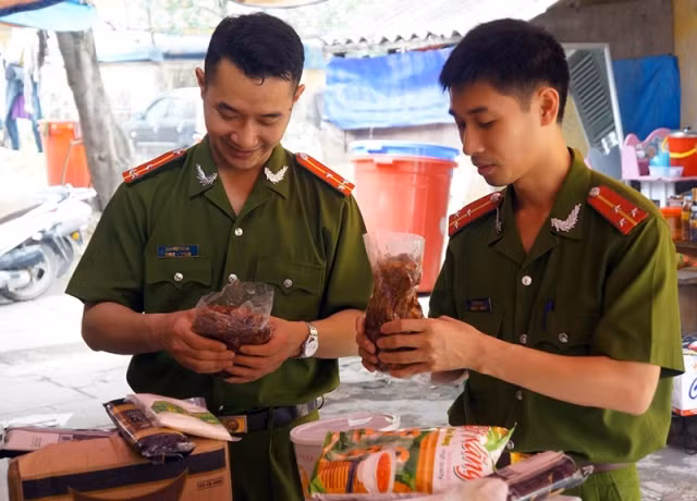 Lực lượng chức năng kiểm tra kho thực phẩm không rõ nguồn gốc xuất xứ của Công ty TNHH gia vị Hưng Thịnh. (Ảnh: ĐĂNG ANH)
