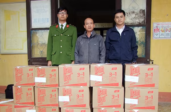 Đối tượng và số thùng nước mắm giả đang đi tiêu thụ
