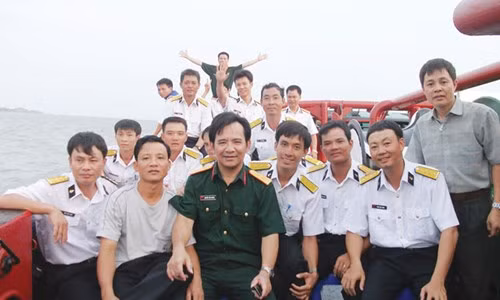 Quang Tèo trong chuyến đi diễn ở đảo Trường Sa năm 2010. Ảnh: Tạp chí SK.
