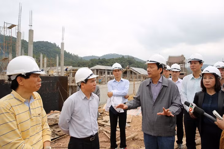 Đồng chí Bí thư Tỉnh ủy yêu cầu các nhà thầu thi công không làm ảnh hưởng tới không gian hành hương của du khách, nhân dân
