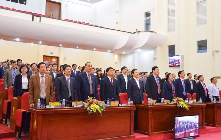 Các đại biểu làm lễ chào cờ, bế mạc kỳ họp