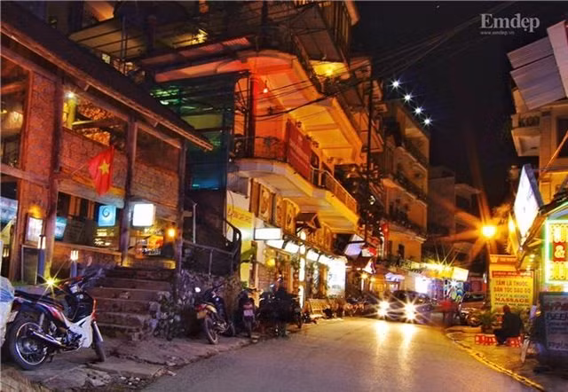 Một góc phố với quán bar, cà phê, dịch vụ massage ở Sapa. ảnh Em đẹp