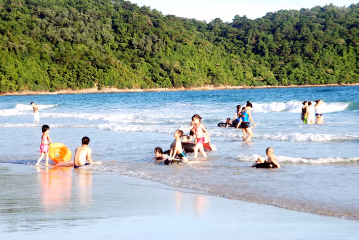 Khách du lịch ở bãi biển Vàn Chảy, Cô Tô.