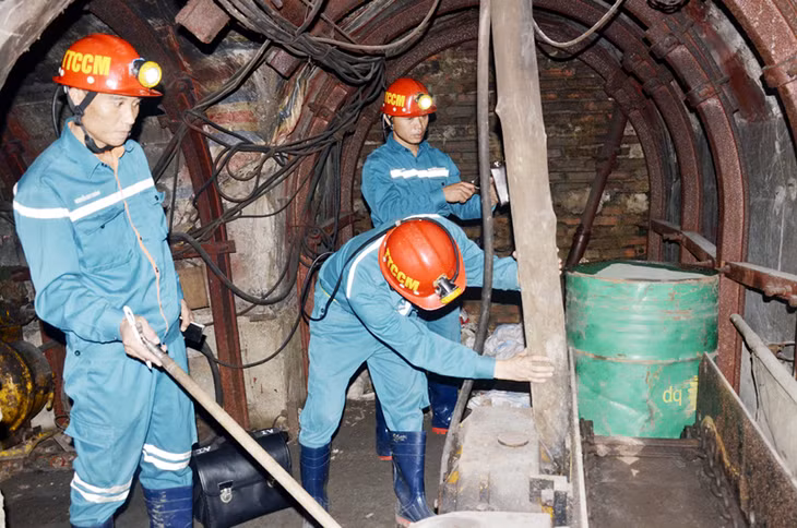 Đội viên đội cấp cứu lưu động, Trung tâm Cấp cứu mỏ - TKV, thực hành kiểm tra sự cố ở đường lò.