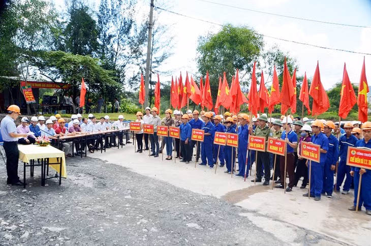 Lễ ra mắt công trình tuyến đường xanh - sạch - đẹp của Công ty CP Than Đèo Nai nhân kỷ niệm 20 năm thành lập Công đoàn Than - Khoáng sản Việt Nam. (Ảnh do Công đoàn Công ty CP Than Đèo Nai cung cấp)