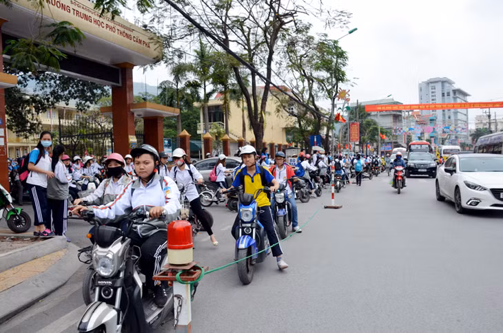 Sản phẩm “Hệ thống cột phân luồng, cảnh báo, giám sát thông minh tại cổng trường” đang được ứng dụng tại Trường THPT Cẩm Phả.
