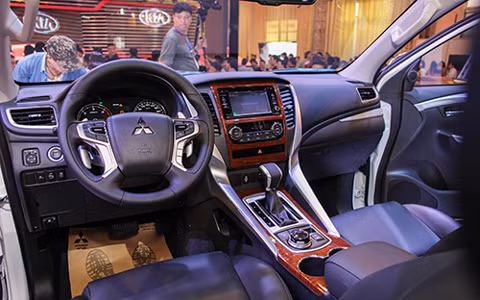 Khoang lái Pajero Sport mới. Ảnh: Lương Dũng.