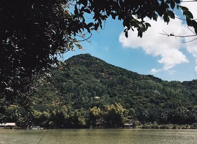 Không gian yên bình ở đảo Gà. Ảnh: Imanhdo.