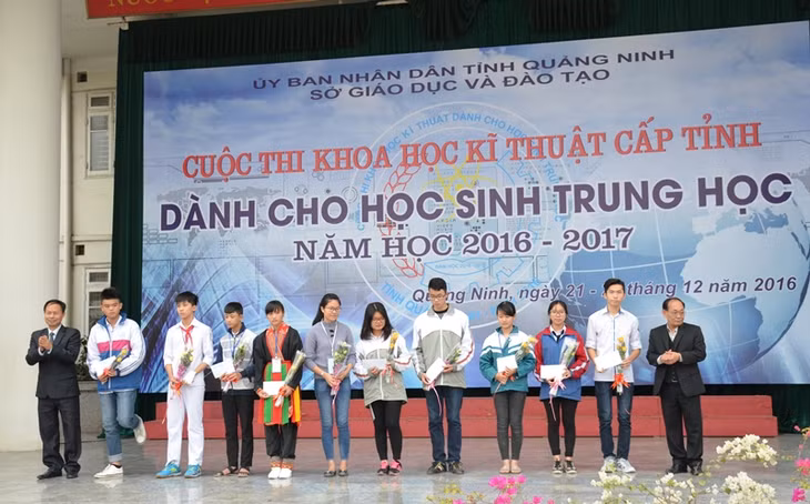 Các nhà tài trợ tặng quà cho các dự án có tính ứng dụng thực tiễn cao.
