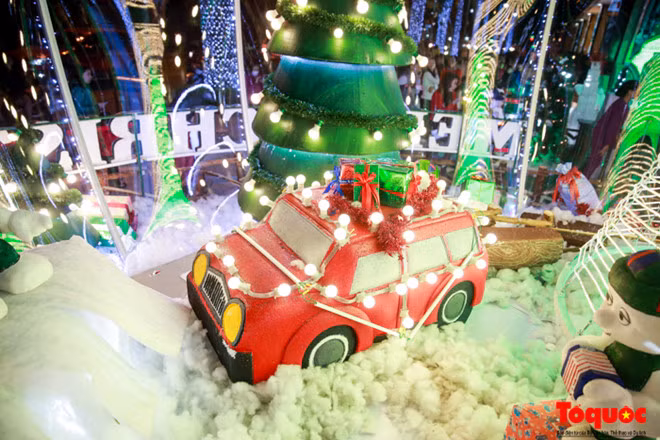 Các bạn nhỏ tới đây sẽ được chiêm ngưỡng hình ảnh ông già Noel, công chúa Tuyết, được hòa mình vào không khí Giáng sinh vui vẻ, các em còn được nhận những món quà nhỏ, xinh xắn từ các ông già noel nơi đây.