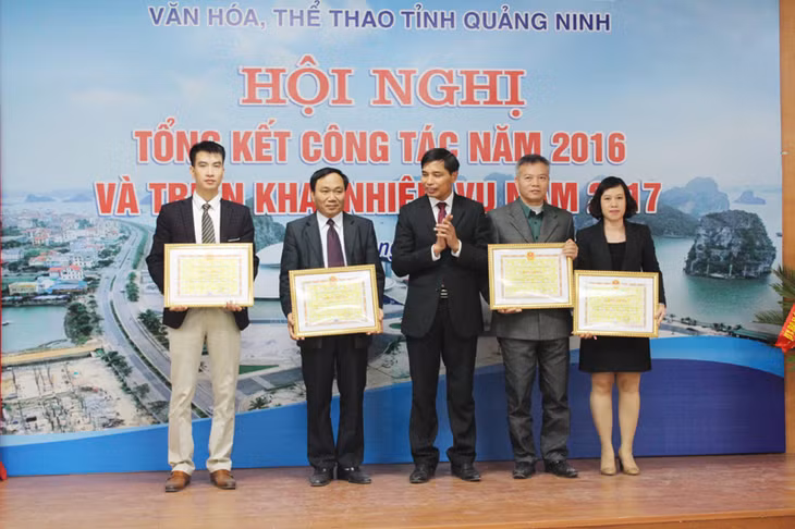 Đồngg chí Vũ Văn Diện, Phó Chủ tịch UBND tỉnh trao bằng khen của UBND tỉnh cho các tập thể, cá nhân đã có thành tích xuất sắc trong năm 2016hể, cá nhận được nhận 