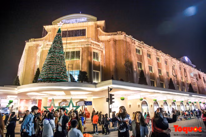 Từ phía cổng ngoài cho đến bên trong trung tâm Tràng Tiền Plaza đều được trang trí bởi những hình thù đặc sắc như tuần lộc, cây thông Noel hay hình ông già Noel đỏ thắm.