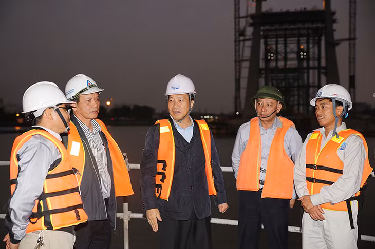 Đồng chí Nguyễn Văn Thành, Phó Chủ tịch UBND tỉnh kiểm tra tiến độ thực hiện cầu Bạch Đằng.