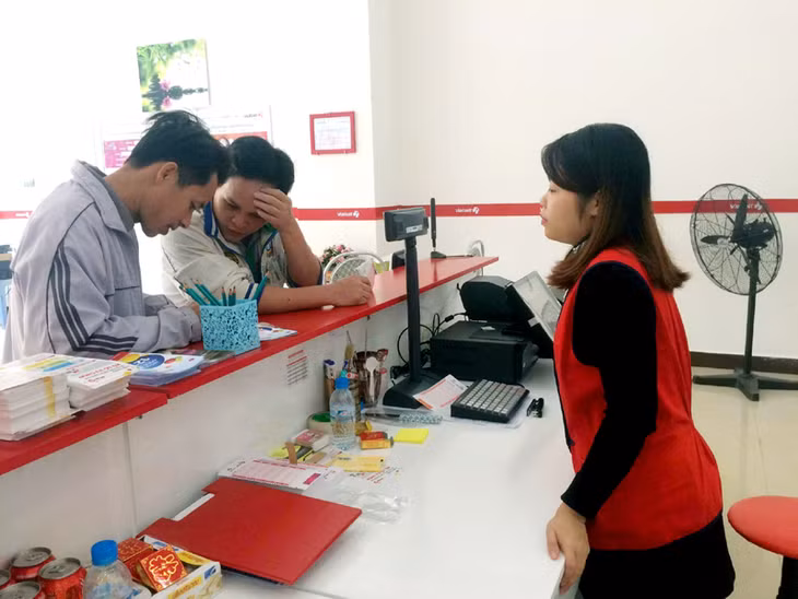 Khách hàng đến mua vé số tại đại lý Vietlott số 68, Chung cư vàng, đường 25-4, TP Hạ Long.