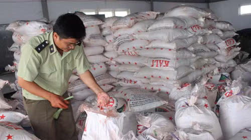 Việc làm này nhằm đấu tranh hạn chế nạn phân bón giả, kém chất lượng và gian lận về xăng dầu diễn ra trong thời gian qua. Ảnh minh họa (Nguồn: chinhphu.vn)