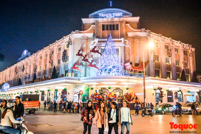 Tràng Tiền Plaza những ngày cận Giáng sinh khác hẳn mọi ngày, đặc biệt là khi tất cả các ngọn đèn đều bật. Ánh sáng lung linh được trang trí nổi bật với những hình ảnh gắn liền với Giáng sinh như cây thông, xe trượt tuyết với tuần lộc, hộp quà… và những dòng chữ 'Merry Christmas'
