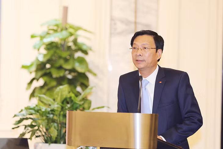 Đồng chí Nguyễn Văn Đọc, Bí thư Tỉnh ủy, Chủ tịch HĐND tỉnh báo cáo kết quả phát triển của tỉnh và thực hiện các chỉ đạo của Trung ương về Khu hành chính- kinh tế đặc biệt Vân Đồn.