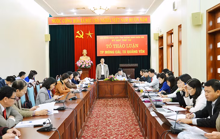 Các đại biểu Tổ thảo luận TP Móng Cái, TX Quảng Yên thảo luận về nhiệm vụ phát triển kinh tế - xã hội năm 2017 và các dự thảo nghị quyết trình kỳ họp, trong ngày làm việc thứ 2, Kỳ họp thứ 4. Ảnh: Nguyễn Thanh