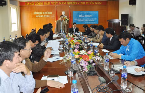 Đồng chí Nguyễn Tiến Mạnh, Chủ tịch HNB, Tổng Biên tập Báo Quảng Ninh phát biểu tại lễ bầu chọn 