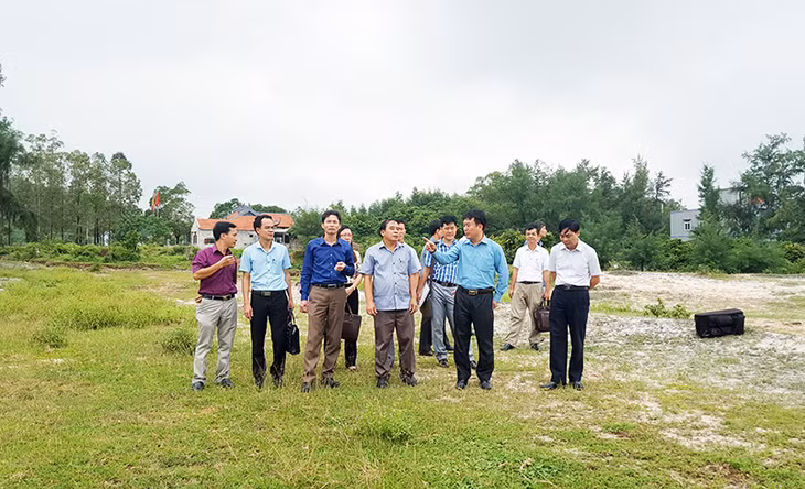 Đoàn giám sát của Thường trực HĐND tỉnh giám sát hoạt động khai thác cát của Công ty CP Viglacera Vân Hải tại xã Quan Lạn (huyện Vân Đồn), tháng 9-2016.