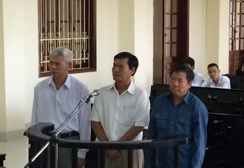 Các bị cáo tại phiên toà, bị cáo Bình (áo xanh).