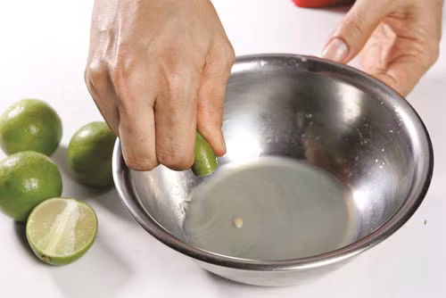 Bạn có thể trị mụn đầu đen bằng chanh tươi.