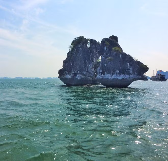 Hòn Trống Mái trên vịnh Hạ Long. 