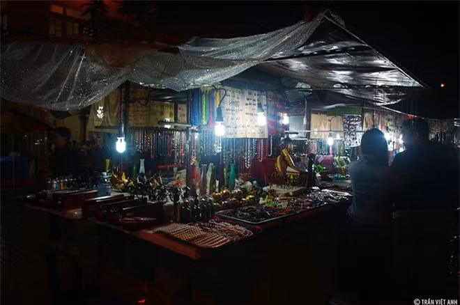 Chợ đêm Hội An. Chợ đêm Hội An nằm trên đường Nguyễn Hoàng, tập trung gần 50 gian hàng với các loại hàng hóa và những sản phẩm thủ công đẹp mắt. Du khách đi chợ đêm thường chọn mua những chiếc đèn lồng đủ sắc màu, vòng tay, túi vải… làm quà.Gần đó cũng có khu phố ẩm thực đêm nhộn nhịp với nhiều món đặc sản như cao lầu, mì Quảng, cơm gà… giá cả phải chăng. Ảnh: Trần Việt Anh.
