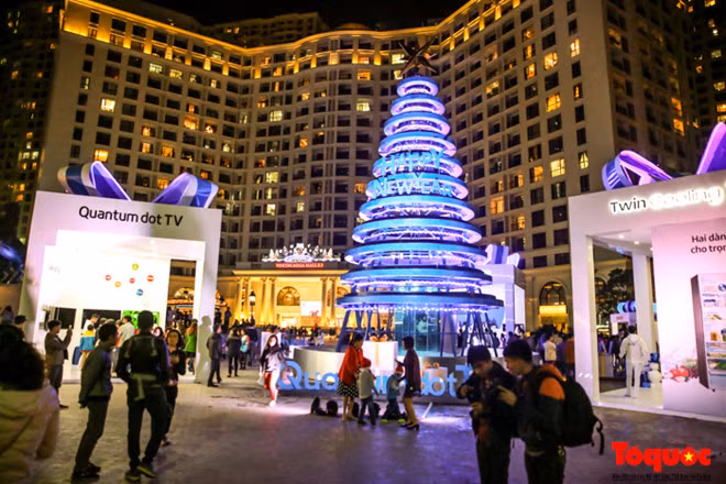 Khắp nơi ở Hà Nội, cảnh đêm thêm sống động nhờ những tạo hình trang trí Noel cầu kỳ, đẹp mắt. Khác với năm trước, Royal City mùa Giáng sinh năm nay được trang trí với nhiều hạng mục hoành tráng như những cây Giáng sinh khổng lồ, một khu vực đài phun nước với ánh sáng ngoạn mục