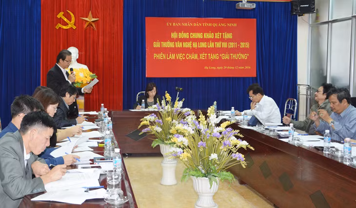 Chấm chung khảo giải thưởng Văn nghệ Hạ Long lần thứ VIII.