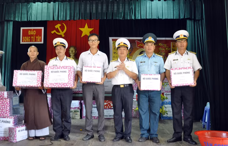 Chủ tịch huyện Trường Sa trao quà của Bộ Quốc phòng và Bộ Tư lệnh Vùng 4 Hải Quân cho các đơn vị ở trên đảo.