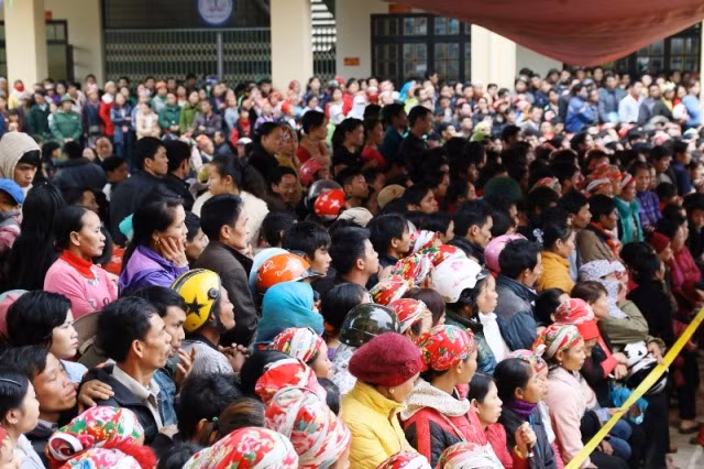 Đông đảo nhân dân địa phương đến tham dự phiên tòa xét xử kẻ gây ra thảm án giết bốn người vô tội ở Bát Xát - Lào Cai.