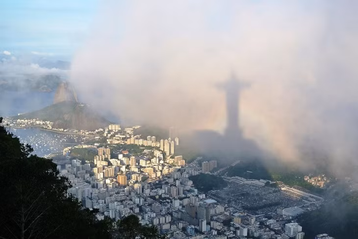 Giải tháng 8 thuộc về Ben Goddwin, với bức ảnh chụp thành phố Rio de Janeiro từ núi Corcovado trong một buổi bình minh. Bóng của bức tượng Chúa Kitô cứu thế hắt lên những đám mây và được bao quanh bởi cầu vồng đã tạo nên khung cảnh huyền ảo, đẹp mắt. 