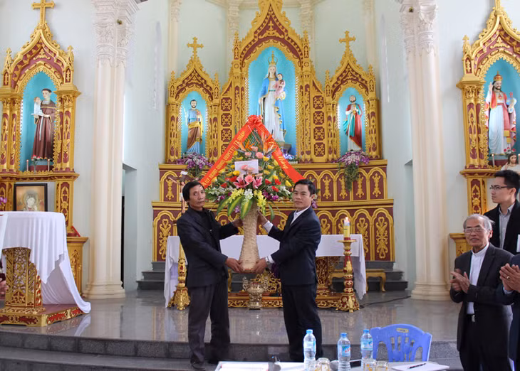  Lãnh đạo Thị xã chúc mừng họ đạo Tranh Giang ( phường Quảng Yên) nhân dịp Lễ Noel 2016. 