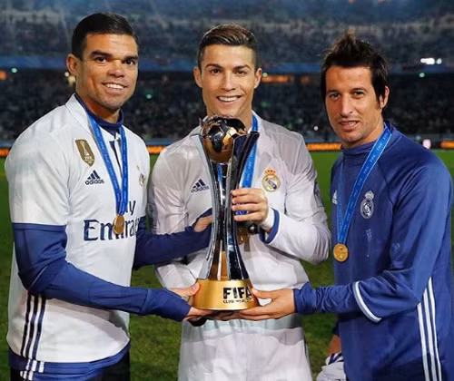 Danh hiệu liên tục đến với Ronaldo trong giai đoạn cuối năm 2016. Ảnh: Reuters