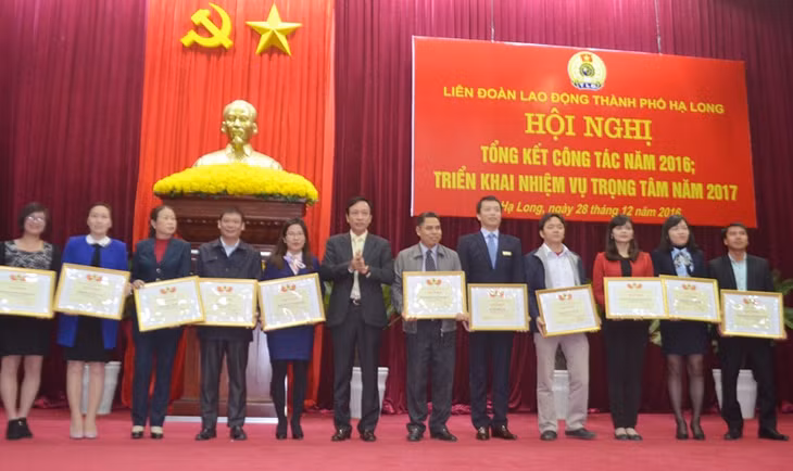 Đồng chí Phạm Ngọc Hưng, Chủ tịch LĐLĐ thành phố Hạ Long tặng giấy khen cho các tập thể có thành tích xuất sắc trong phong trào CNVC-LĐ giỏi và xây dựng tổ chức công đoàn năm 2016