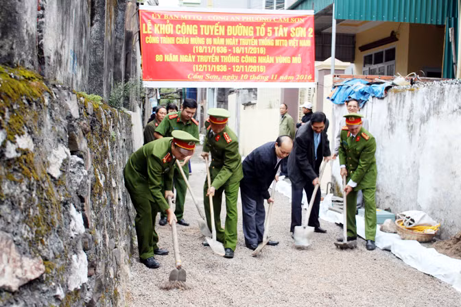 Công an TP Cẩm Phả tham gia làm đường trong khu dân cư khu phố Tây Sơn 2, phường Cẩm Sơn.