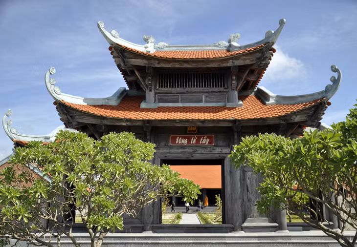 Chùa Song Tử Tây có mái cong cong, ngói đỏ thẫm đặc trưng của làng quê vùng đồng bằng Bắc Bộ hiện lên mộc mạc, bình yên giữa trùng khơi.