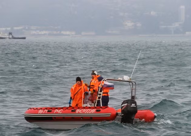 Tìm kiếm các nạn nhân máy bay Tu-154 của Nga. (Nguồn: Sputnik)