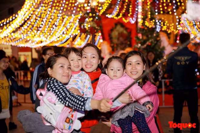 Nhiều người thích thú lưu lại hình ảnh kỷ niệm.
