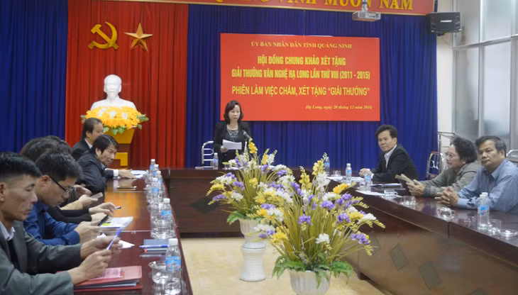 Đồng chí Vũ Thị Thu Thủy, Phó Chủ tịch UBND tỉnh, Chủ tịch Hội đồng Chung khảo, kết luận buổi làm việc.